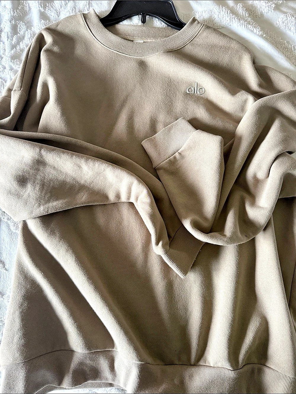 🧸 ALO Accolade Crewneck Sweatshirt in Gravel Like New - Picture 2 of 4